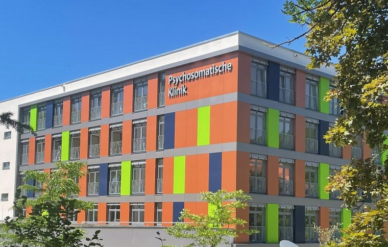 Außenansicht Psychosomatische Rehabilitation. Bildrechte: Rhön-Klinikum AG,...