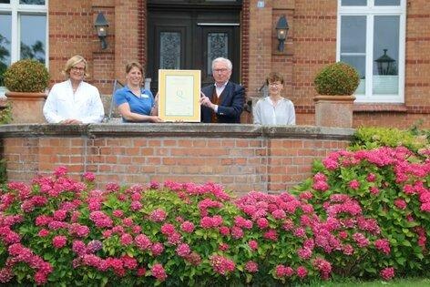 Bernd Krämer und Ulrike Petersen (rechts) vom VPKSH übergaben die...