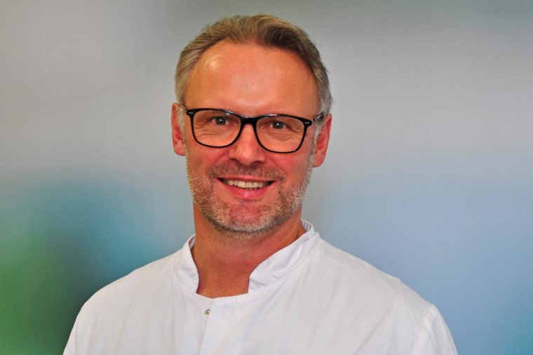 Prof. Dr. med. Thomas Niemeyer, Chefarzt des Wirbelsäulen- und Skoliose...