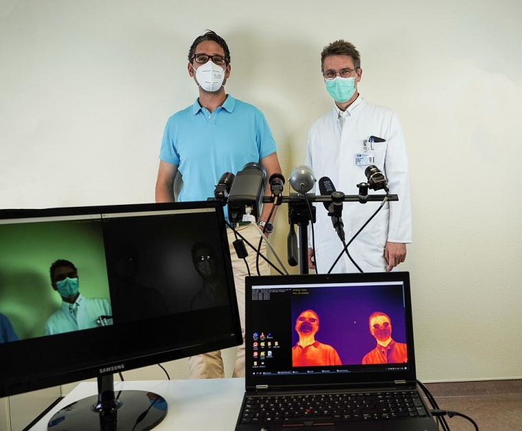 Prof. Daniel Strauss (links) und Prof. Michael Zemlin mit der ersten...