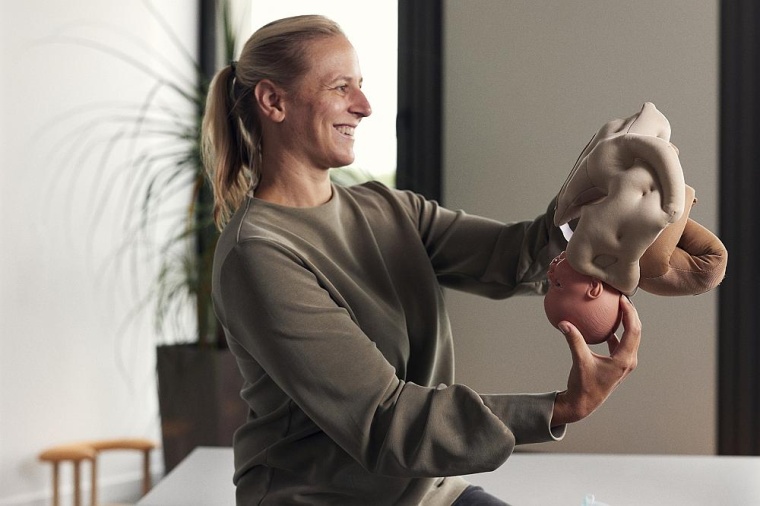 Pia Bakker, gelernte Hebamme und Diplom-Berufspädagogin, gestaltet als...