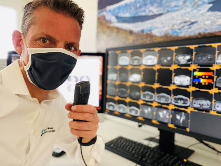 Prof. Dr. Henrik Michaely bei der Befundung am EIZO RadiForce RX1270 Foto: MVZ...