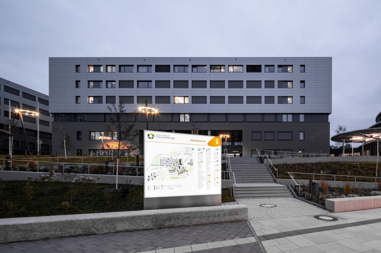 Weithin sichtbare, beleuchtete Wegweiser im Außenbereich Foto: Martin Duckek...