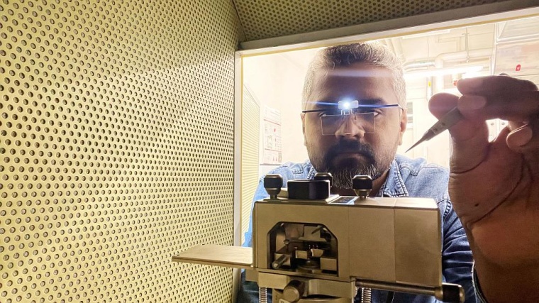 Empa-Forscher Peter Nirmalraj untersucht Blutproben mittels...