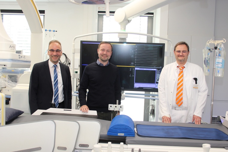 Dr. Peter Weber (Mitte) ist neuer Chefarzt für Kardiologie im Krankenhaus St....