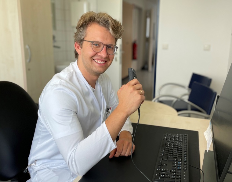 Rheumatologe Dr. Falk Schumacher nutzt die neue Spracherkennung für seine...