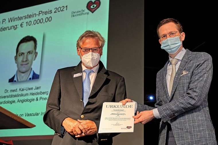 Ausgezeichnete Forschung: Dr. Kai-Uwe Jarr (r.) nimmt die Preis-Urkunde von...