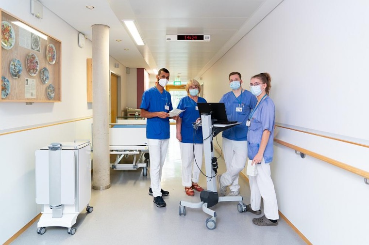 Yahya Alhukab (l.) und seine Mitschülerinnen und Mitschüler nehmen am Projekt...