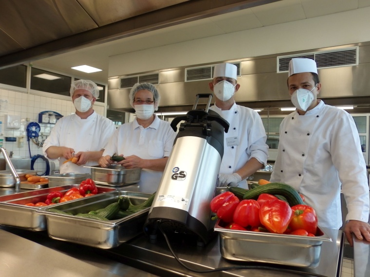 Teamarbeit in der Küche der LWL-Klinik Hemer: (v.l.) Sascha Kuckuk, Ute...