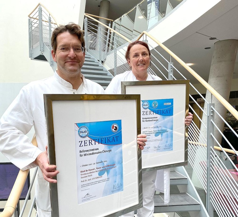 Chefarzt Prof. Dr. Erik Schlöricke und Oberärztin Evelyn Körner freuen sich...