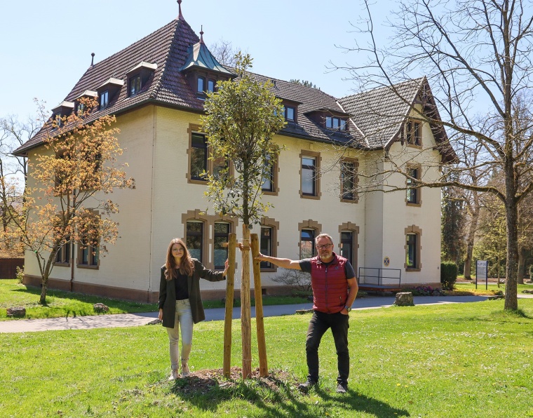 Sophia Lager und Martin Theobold weihen eine Steineiche ein. © Klinikum am...