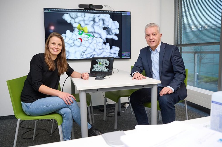 Doktorandin Ines Kaltheuner und Prof. Matthias Geyer, Direktor des Instituts...