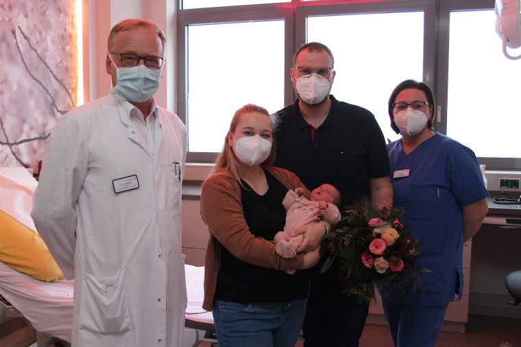 Freude über die erste Geburt im neuen MHO-Kreißsaal bei den Eltern Carolin...
