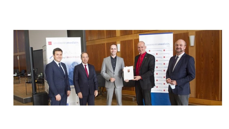 Prof. Dr. Philipp Wild und Prof. Dr. Norbert Pfeiffer freuen sich mit Clemens...