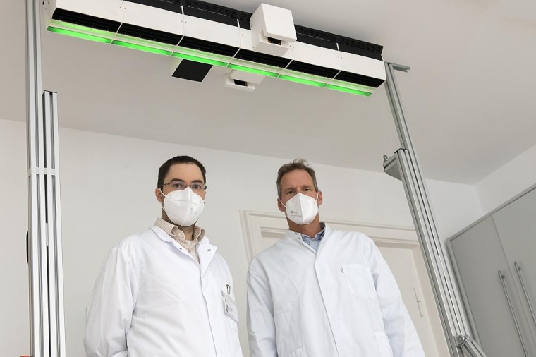 PD Dr. med. Arne Wieser (l.) vom Tropeninstitut des LMU Klinikums München und...