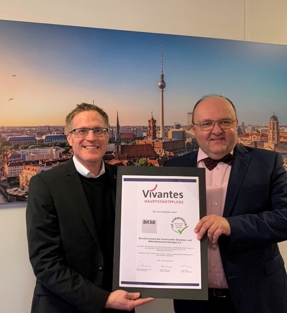 Dr. René Herrmann (li.), Geschäftsführer der Vivantes Forum für Senioren...