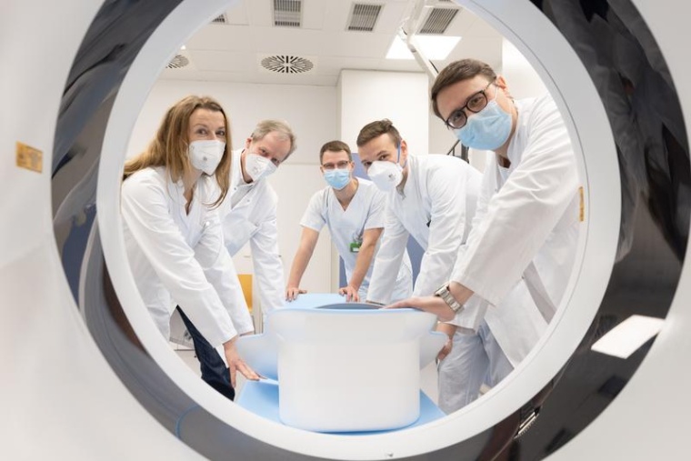 Prof. Karl-Titus Hoffmann (2.v.l.), Institutsdirektor Neuroradiologie, Prof....