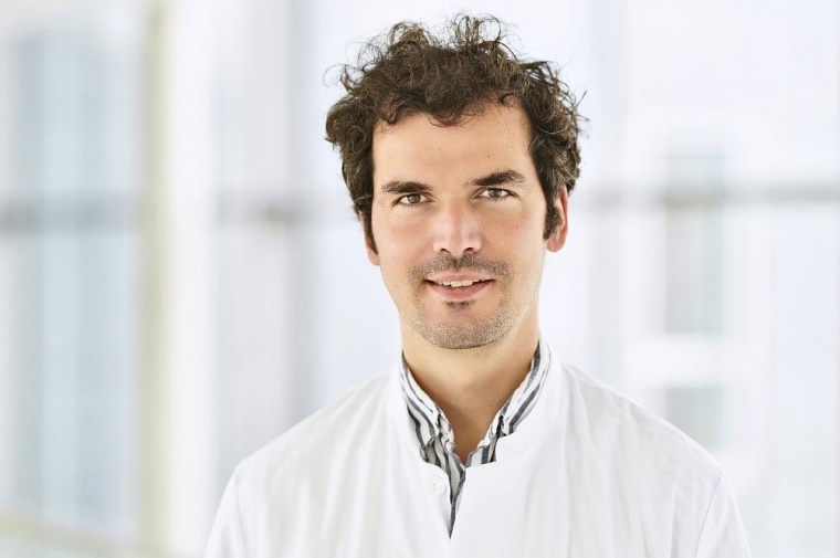 Dr. Michael Wenzel von der Universität Bonn erhält einen mit 1,5 Millionen...