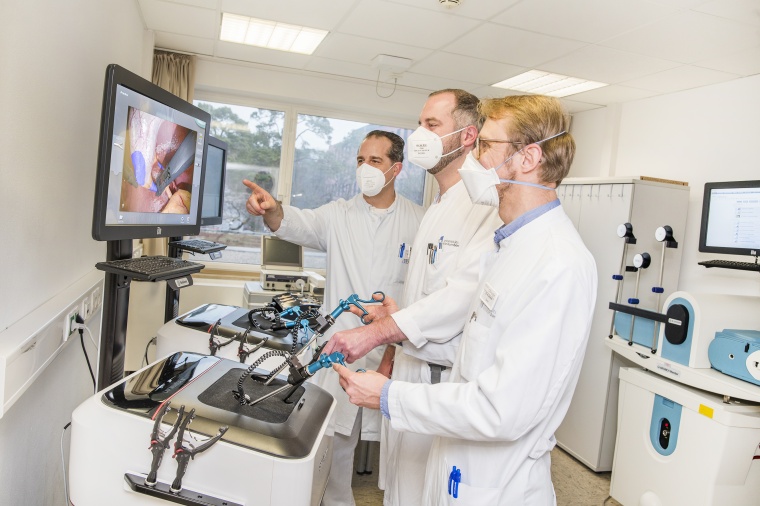 (v.l.) Priv.-Doz. Dr. Philipp Lingohr, Leitender Oberarzt der Klinik für...