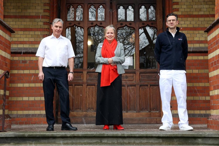 Geschäftsführerin Birgit Huber (m.) mit Dr. Wolf-Rüdiger Martin (l.) und...