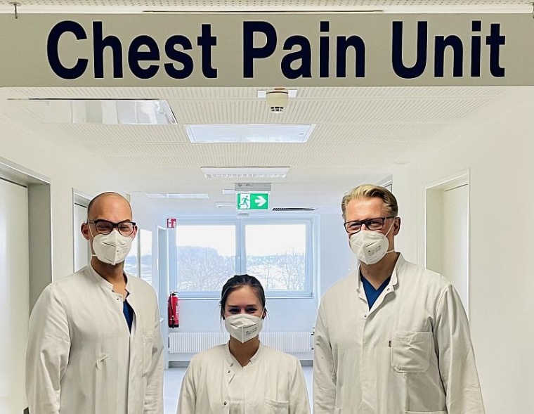 Von links: Der Ärztliche Leiter der Chest Pain Unit Dr. Dennis Rottländer,...