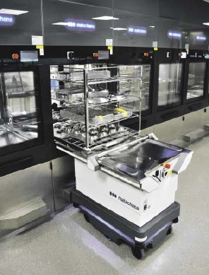 Mithilfe von RFID-Antennen erkennt die Reinigungsmaschine den nahenden Roboter...