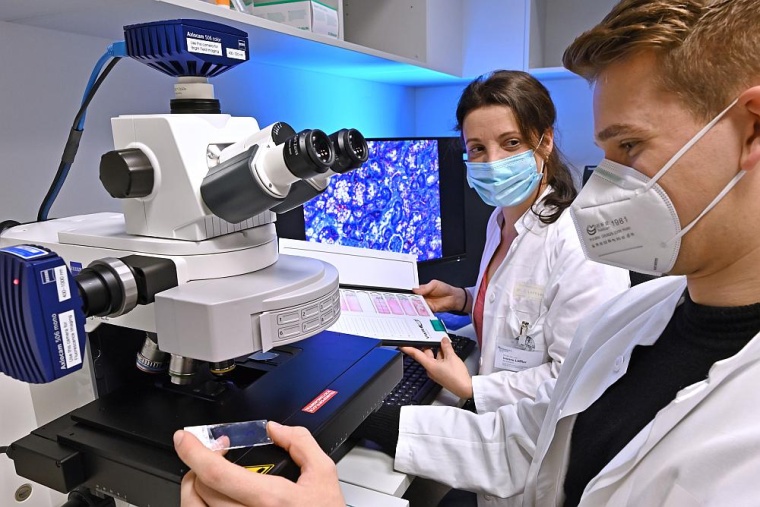 PD Dr. Ivonne Löffler und Eric Jankowski (r.) untersuchen Gewebeproben am...