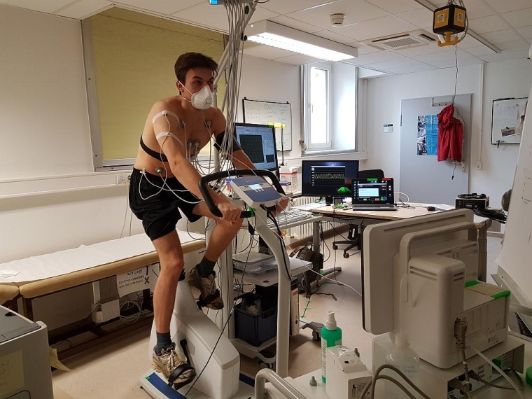 Der Versuchsaufbau im arbeitsphysiologischen Labor des Tübinger Instituts...