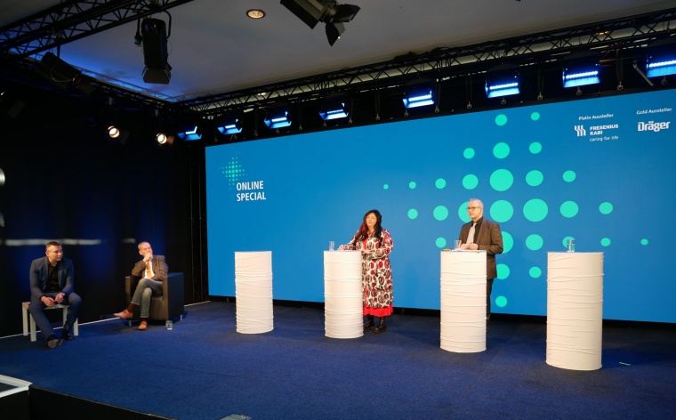 Vier Mitglieder des Programmkomitees führten als Moderatoren durch das...