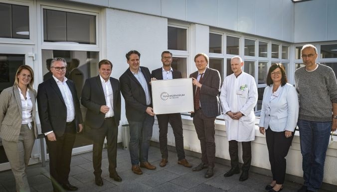 Feiern die Gründung des Tumorzentrums im Revier (v.l.): Sarah Lukuc,...