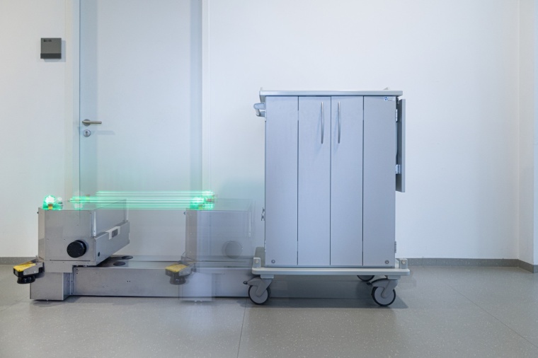 Der neu entwickelte Transportroboter kann unter diverse Handwagen fahren, diese...