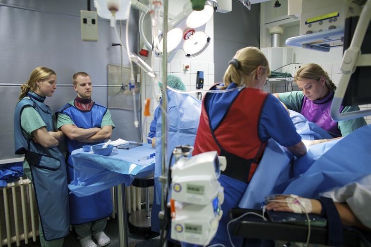 Szene im Operationssaal. Foto: Roland Geisheimer UW/H