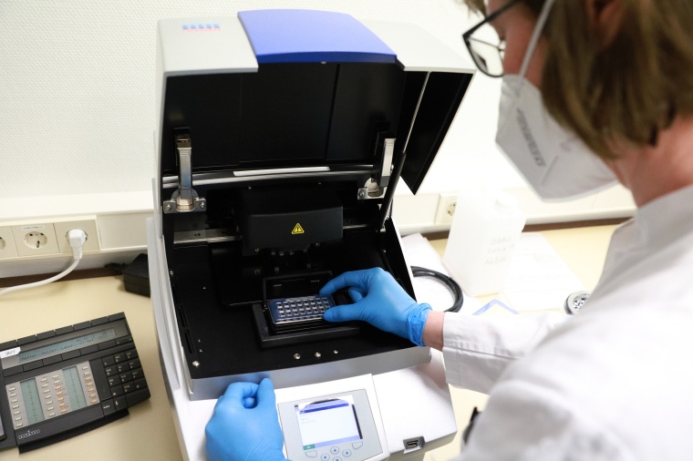 Marina Nebel, MTLA in der Pathologie der Alb Fils Kliniken, bei ihrer Arbeit am...