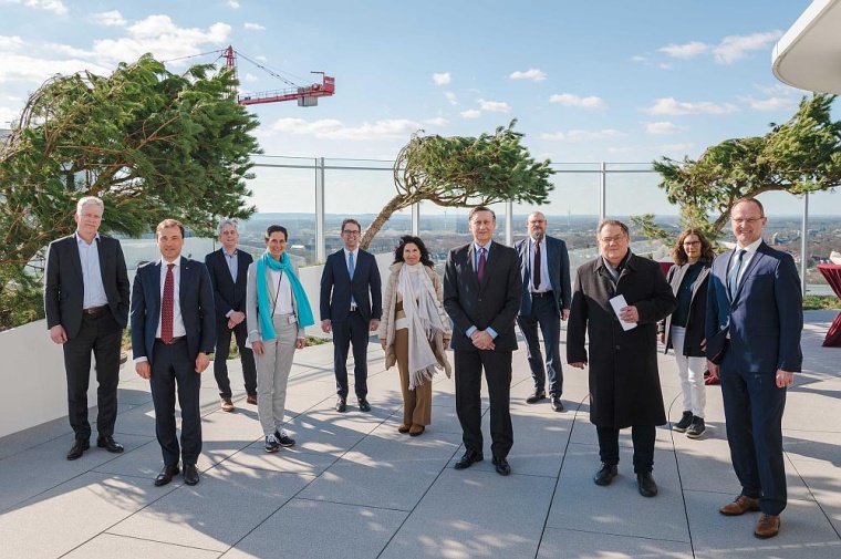 Der Leiter der Deutschen Botschaft in Den Haag, Dr, Cyrill Nunn (Reihe vorne,...