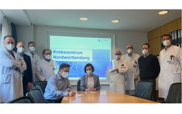 Anne Matros und Dr. Matthias Ulmer unterzeichneten umringt von allen...