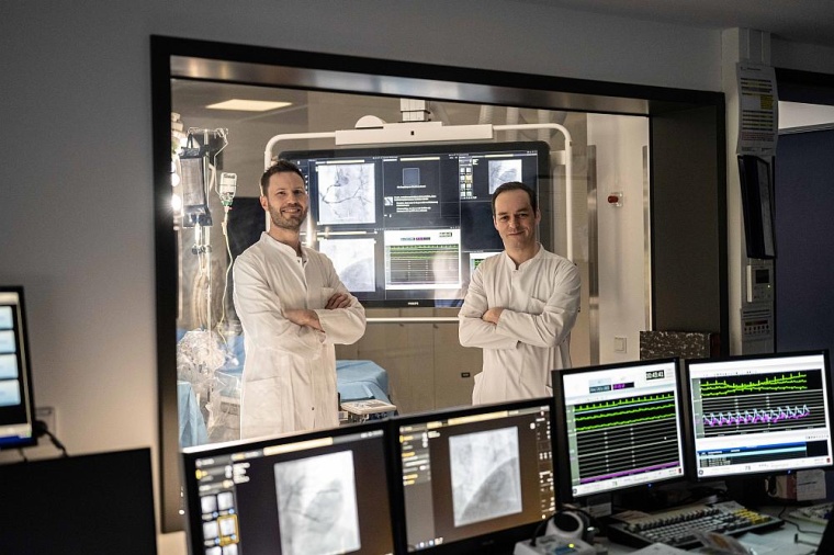 Letzte Besprechung kurz vor dem Einsetzen eines neuen schonenden...