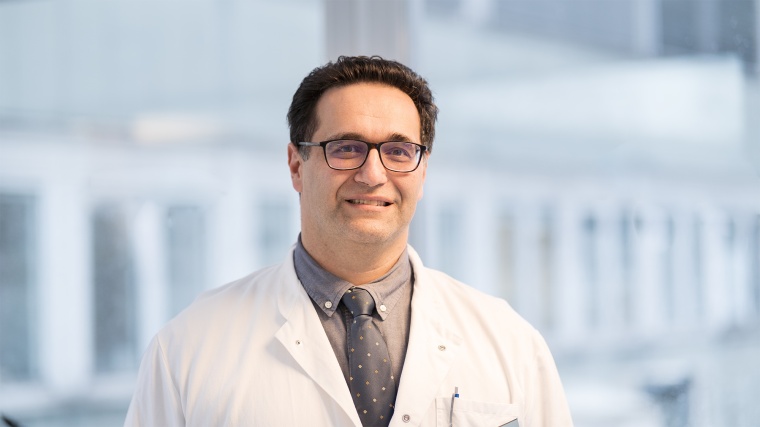Univ.-Prof. Dr. med. Reza Akhavan-Sigari, Ärztlicher Leiter der Neurochirurgie...