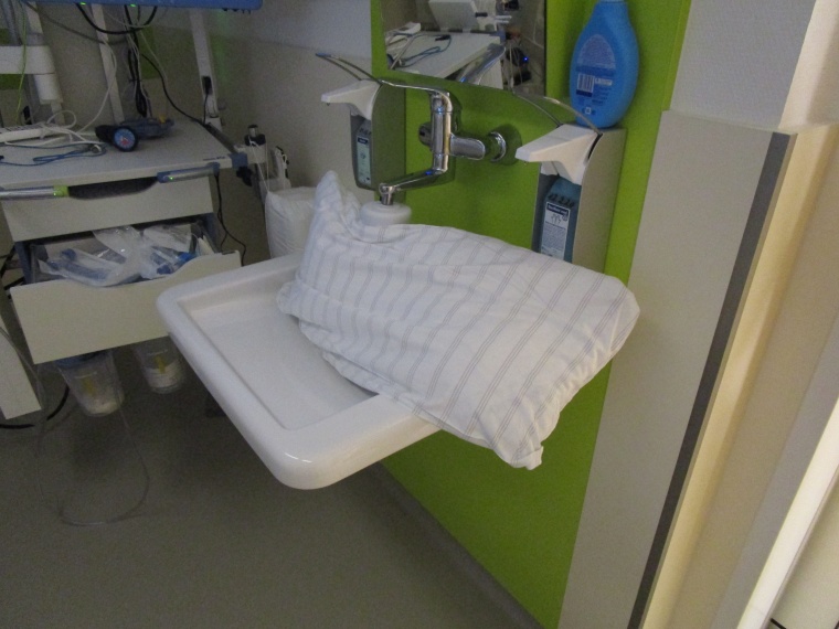 Fehlerhafte Ablage von Bettwäsche auf Waschbecken Foto: Hykomed