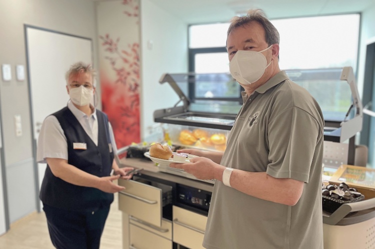 Ab sofort können sich Patienten am Buffetwagen ihr Frühstück und Abendessen...