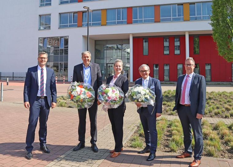 Klinikgeschäftsführer Dr. André Schumann (li.) gratulierte mit Michael...