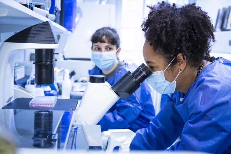 Prof. Dr. Marylyn Addo in ihrem Forschungslabor. Foto: UKE