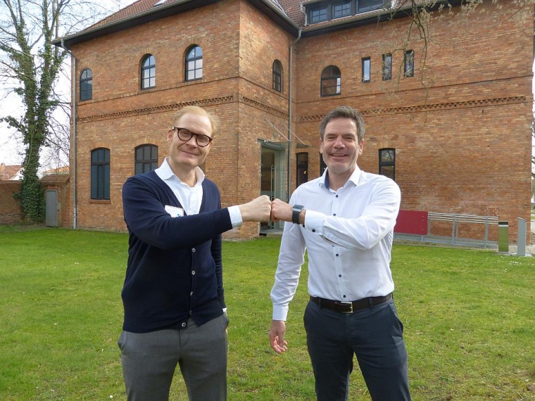 Staffelübergabe: Dr. med. Daniel Clark (li.) übernimmt die Leitung der Klinik...