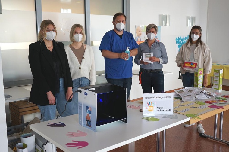 Auszubildende der Kinderklinik (links) präsentieren zusammen mit dem Team der...