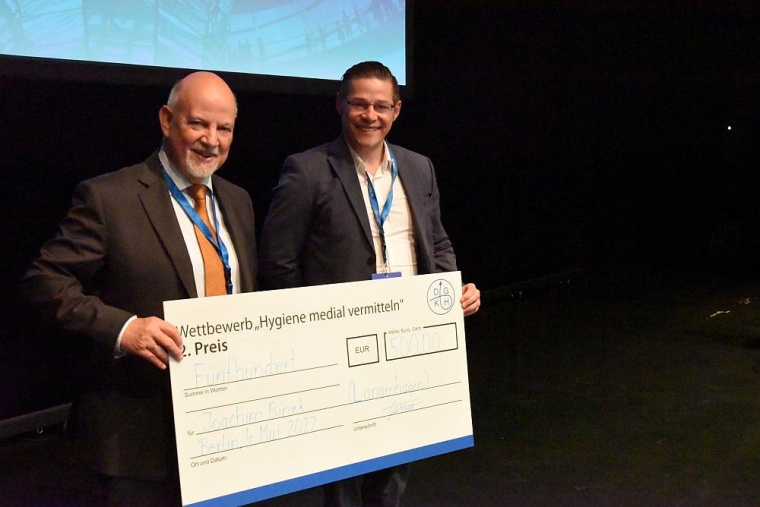 Joachim-Peter Biniek nahm den zweiten Preis von DGKH-Präsident Prof. Dr. ...