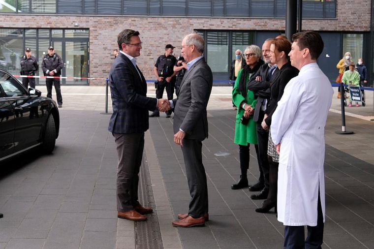 Prof. Scholz begrüßt Außenminister Kuleba am Campus Lübeck des UKSH. Foto:...