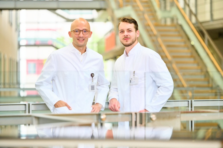 (v. l.) Dr. Richard Weiten und Thomas Büttner, Assistenzärzte der Klinik für...