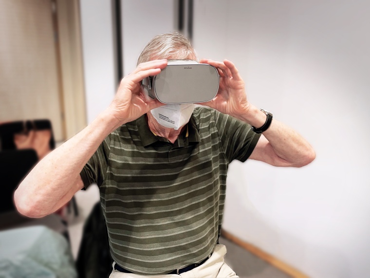 Peter Fischer - Gast im Memory Zentrum − ist umgeben von virtueller Realität...