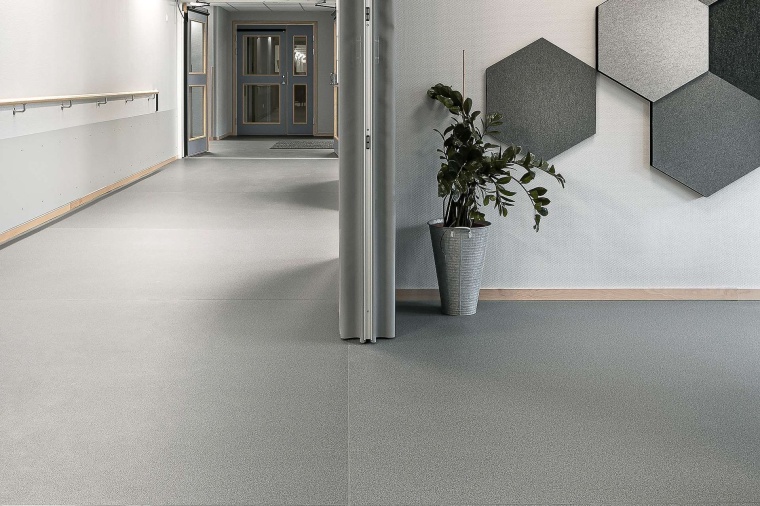 Der Boden ist robust und hält auch hohen Belastungen durch Rollstuhlverkehr...