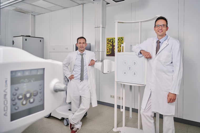 Priv.-Doz. Dr. Thomas Bayer (l.), Chefarzt Allgemeinradiologie und Prof. Dr....