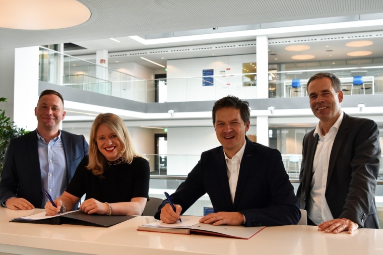 R+V - Nina Henschel, Vorständin der R+V Krankenversicherung AG, bei der...